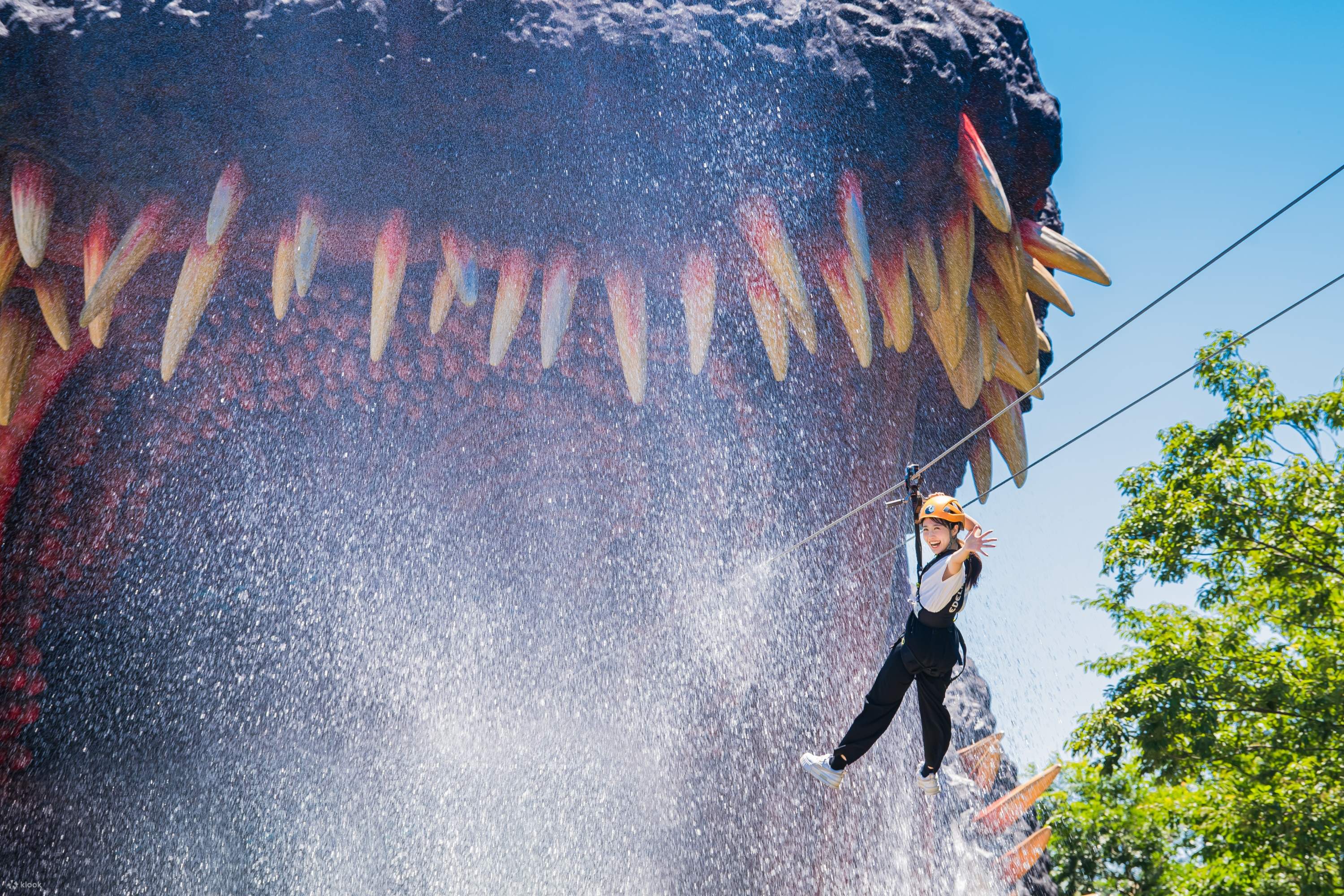 ゴジラ迎撃作戦 映画 ニジゲンノモリ コースター ゴジラ迎撃作戦】「ゴジラ-1.0特別展」の限定ポストカードを手に